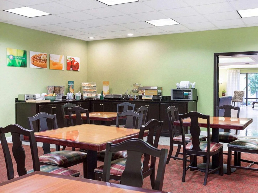 Quality Inn & Suites near Six Flags - Austell