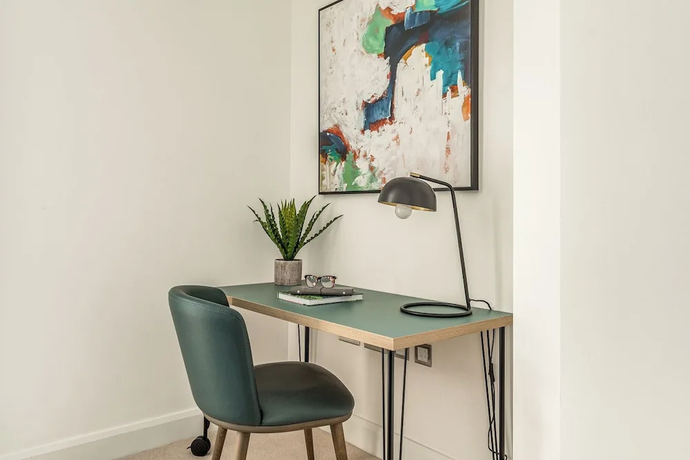 Luxury Canary Wharf Apartment with Parking