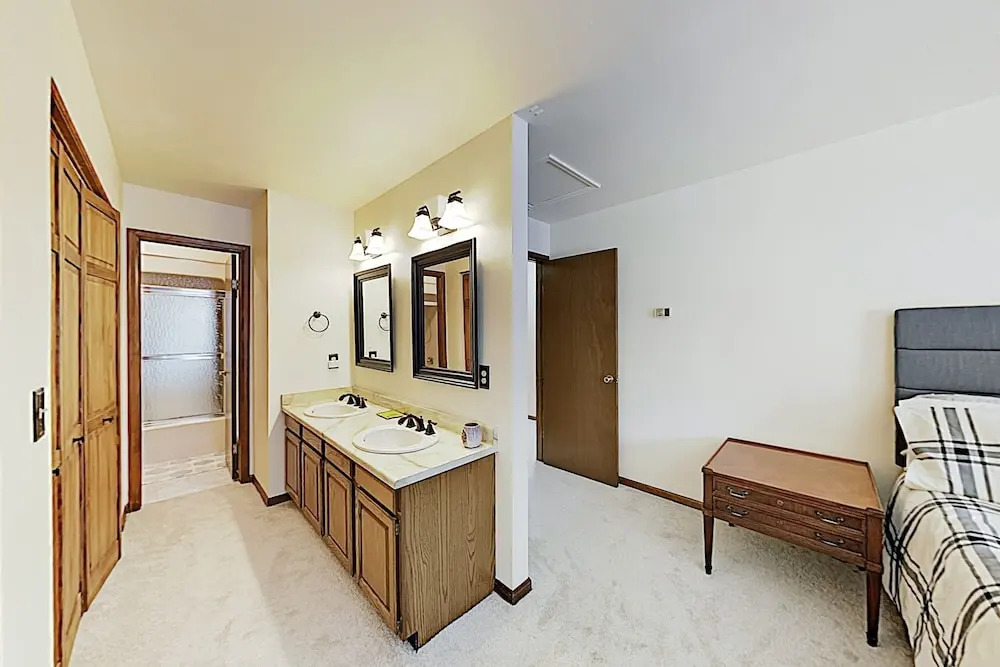 Year-round Hideaway W/ Alfresco Dining, Near Lake 3 Bedroom Duplex