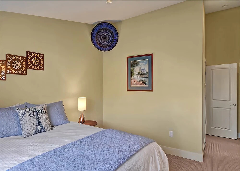 Stroll to the Troll Townhouse - Three Bedroom Home with Fireplace