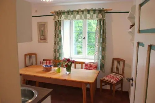 Wald Apartments bei Schlossgaststätte Hohenberg - Seeshaupt, südlicher Stanberger See, kostenfrei Parken, Ladestation für Auto und Fahrad, WLAN, Natur pur
