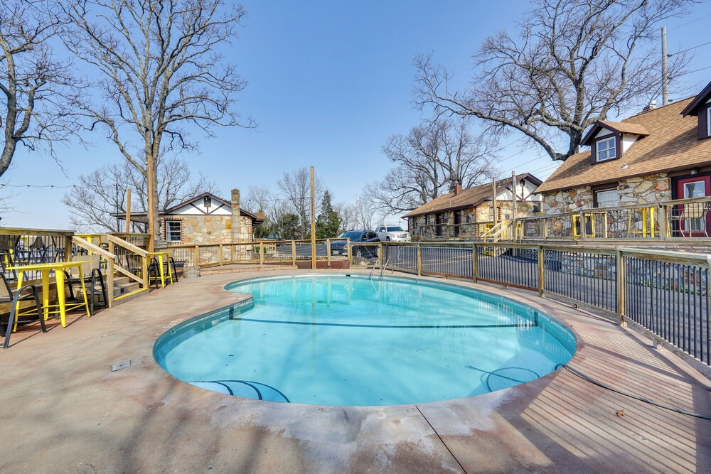 Unit 2: Pool, Lake & View! Studio By Bagnell Strip