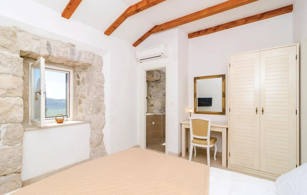 Stunning Home in Lovorno With Wifi and 5 Bedrooms