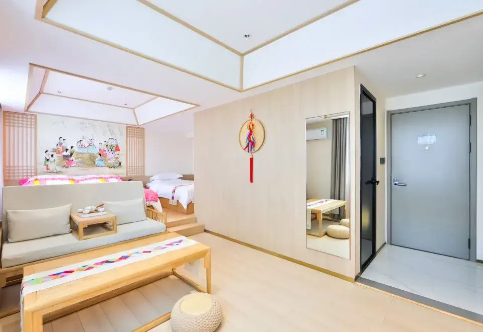 Holiday Inn Golden Hyatt (Yanji Yanbian University Department Store)