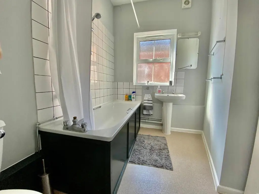 4 Single beds or 2 Doubles - FREE PARKING SPACES - SMART TV's - City Centre Spacious flat