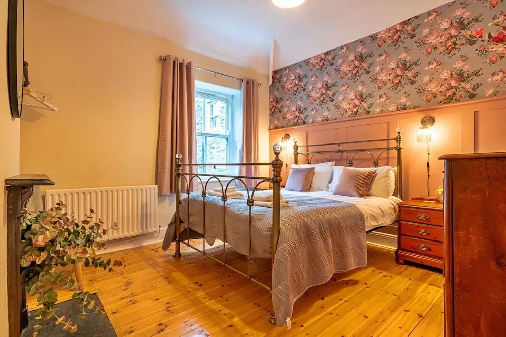 Holiday Home in Heart of Tideswell, No Deposit