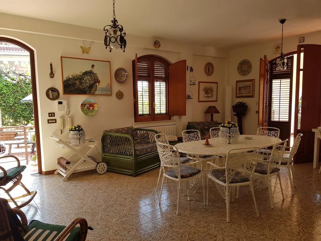 Villa del Golfo Urio with swimming pool shared by the two apartments it is essential to have a car