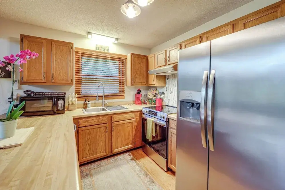 Wooded Cabin w/ 2 Decks on Golf Course in Newland!