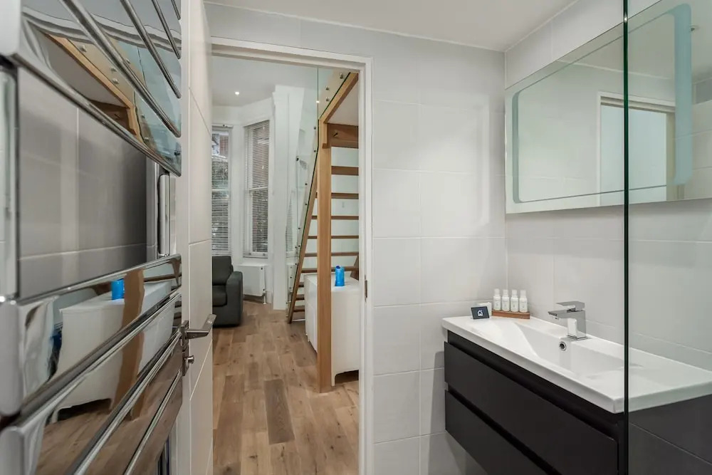 Spacious Canfield Gardens Studio
