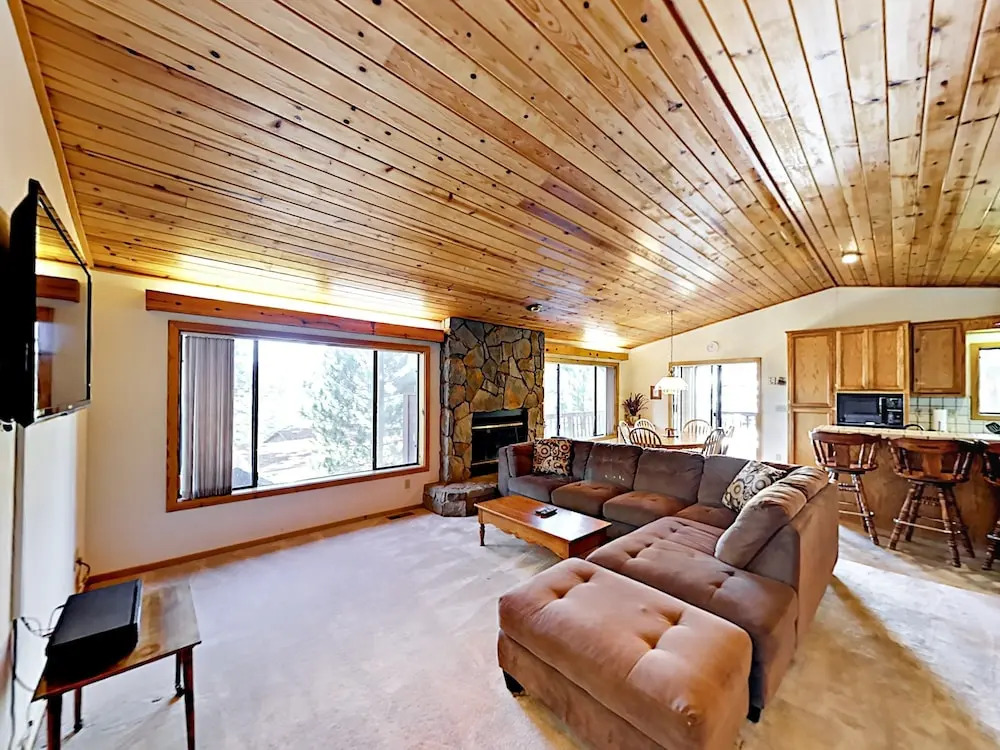 4BR South Lake Tahoe Multi Level House by RedAwning