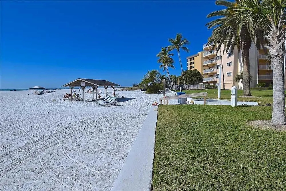 Jamaica Royale 91 - Two Bedroom Condo