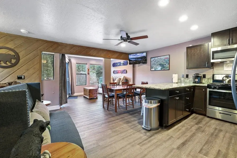 Ski In, Ski Out! 3 BDR Steps From Stagecoach Lift