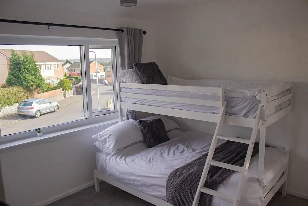 Swansea 3 Bedroom Home With Parking & Garden