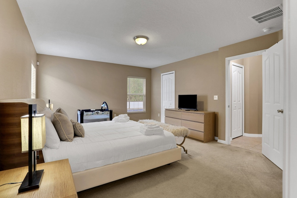 Grand Home With Private Screened Pool, Grill, Streaming, W/d, & AC