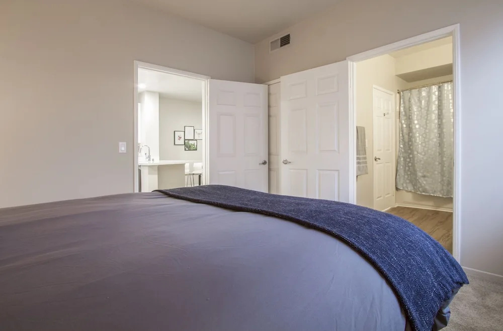 MARINA PRESIDENTIAL SUITE w AMAZING VIEWS & AMENITIES