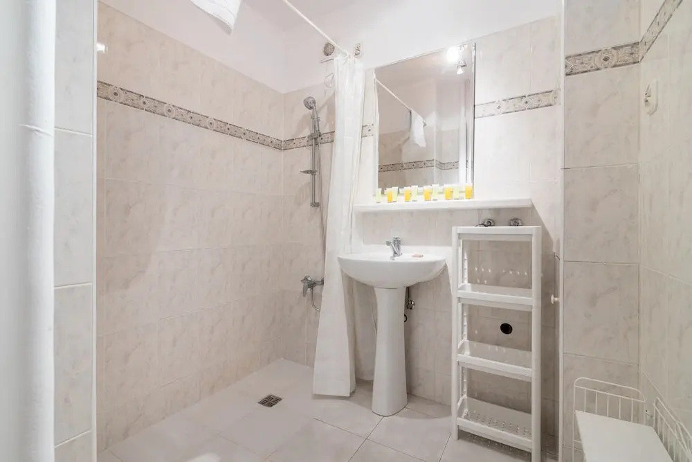 Metro Wilanowska 3-Bedroom Apartment