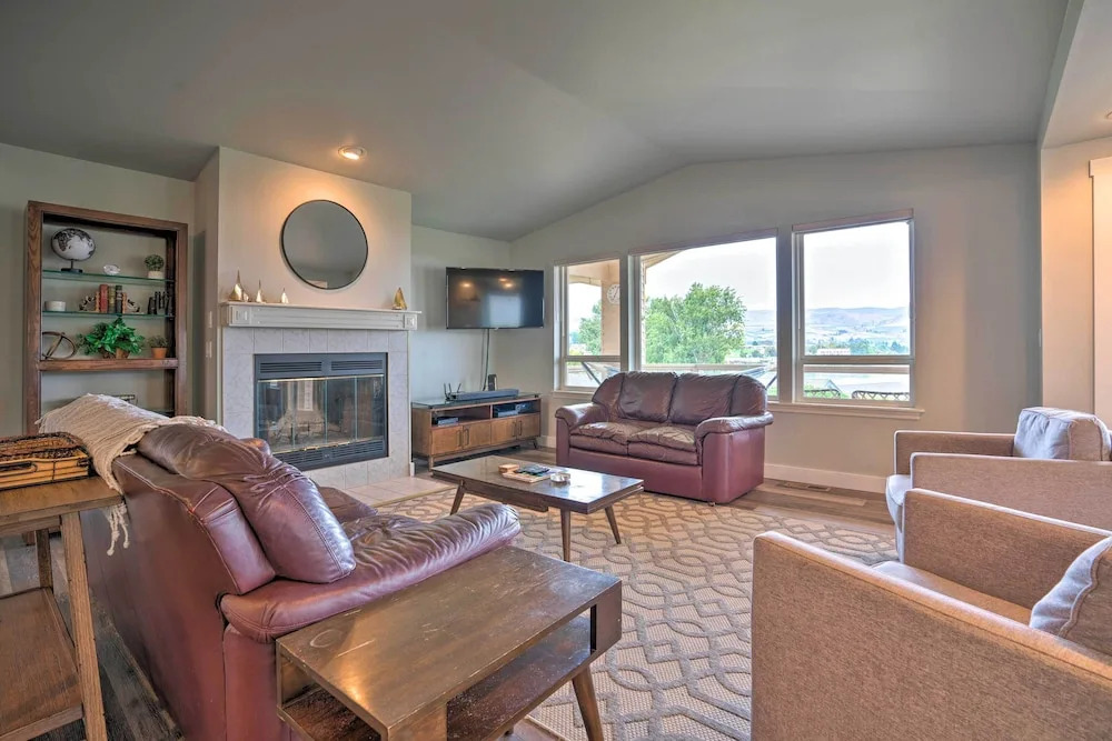 Manson Villa w/ Hot Tub ~ 1 Mi to Wineries