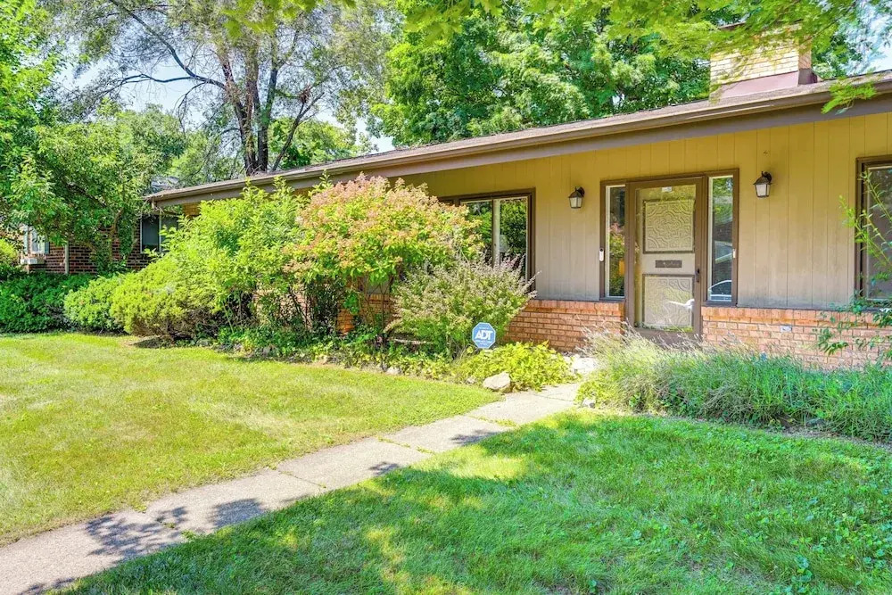 3 Mi to Michigan State: Apt w/ Patio in Lansing!