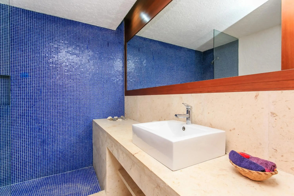 Colorful PH with private rooftop & pool in Playacar!