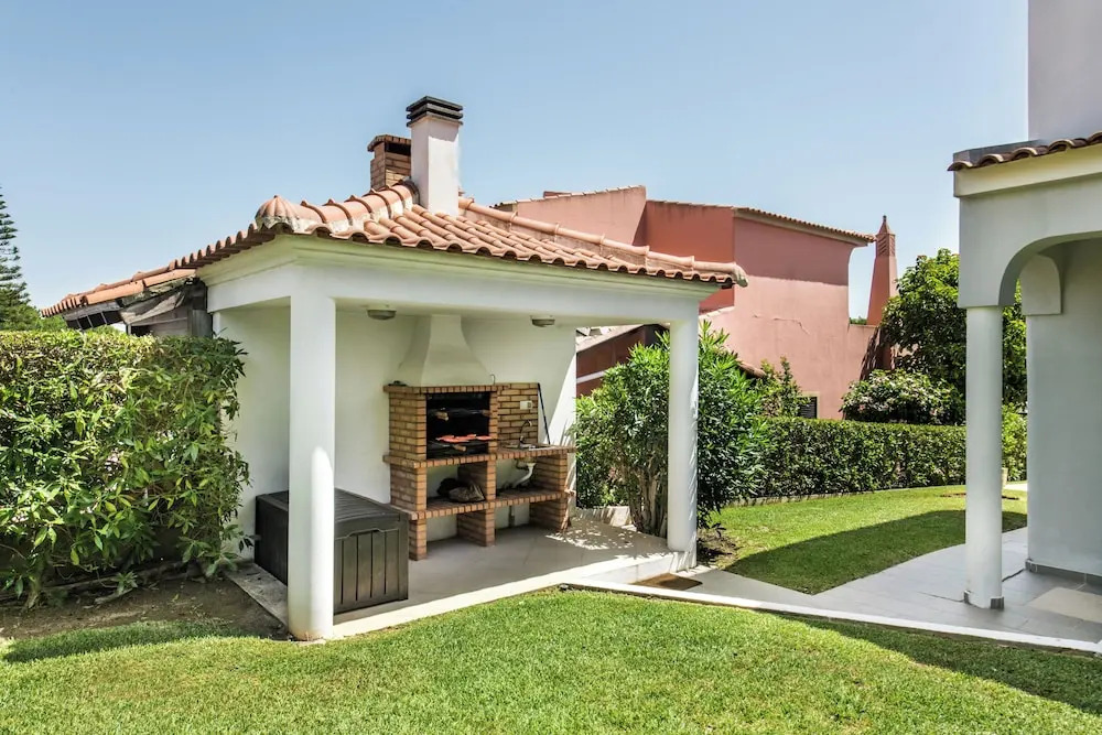 Charming Villa With Private Pool in Vibrant Vilamoura, Free AC and Wifi