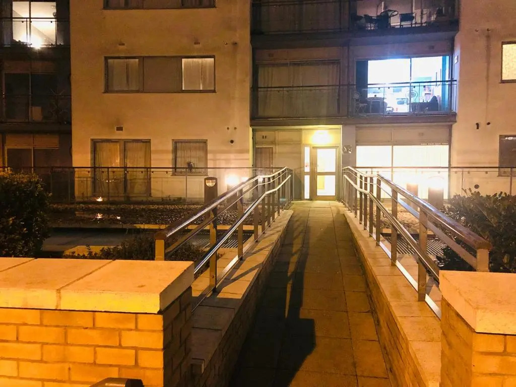 A Modern 2 Bed Luxury Apartment by River Thames