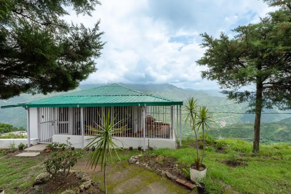 The Perch - 2bhk w panoramic hill view by Roamhome