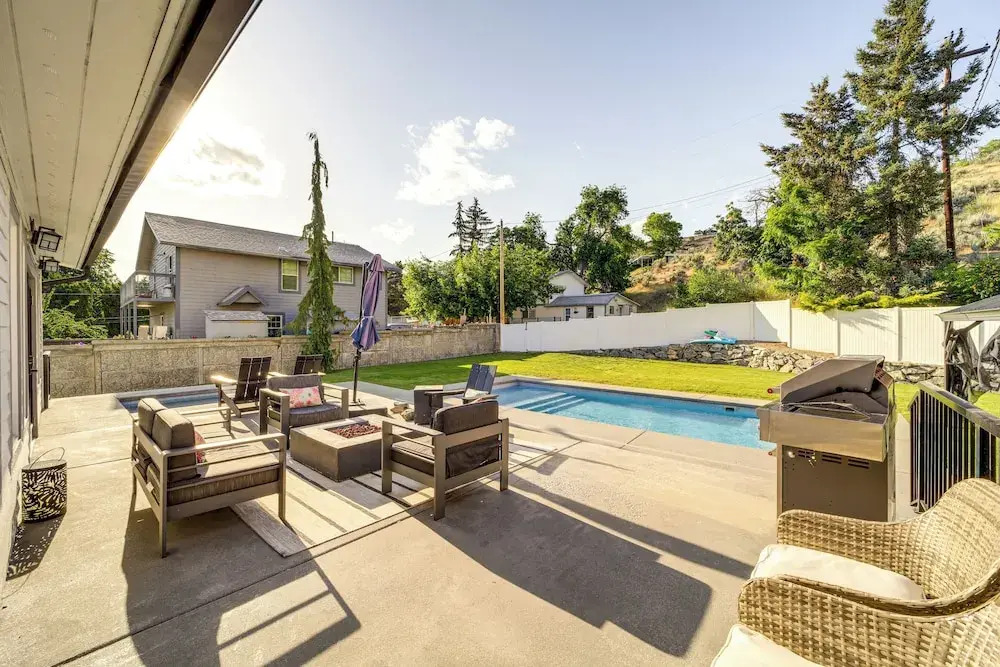 2 Blocks to Dtwn Chelan: Home w/ Hot Tub & Pool