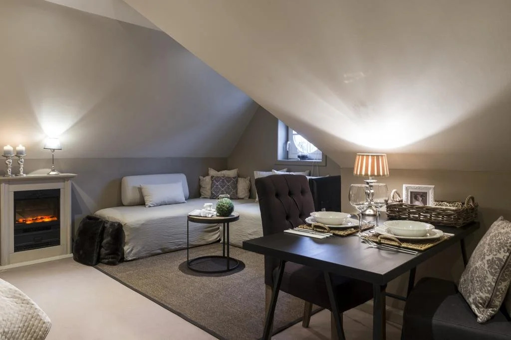 Casa-Cosi, tourist & business suites & flats with reserved parking and private terraces in shared garden with seasonal pool included, private sauna available