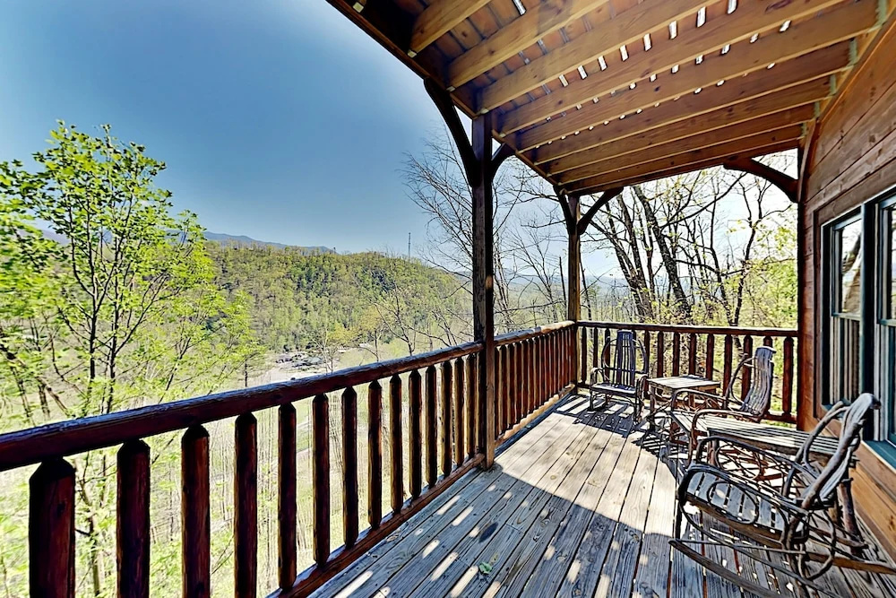 Gatlinburg Falls W/ Hot Tub & Big Views! 2 Bedroom Cabin