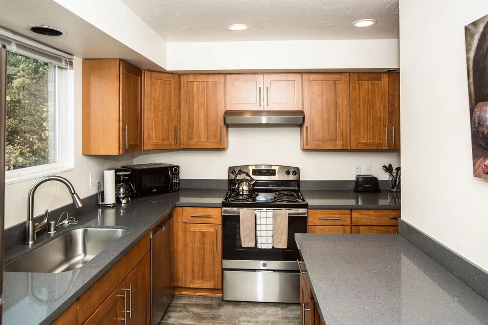 Deplane At Blaine - 2 Seattle Apts - Sleeps 14