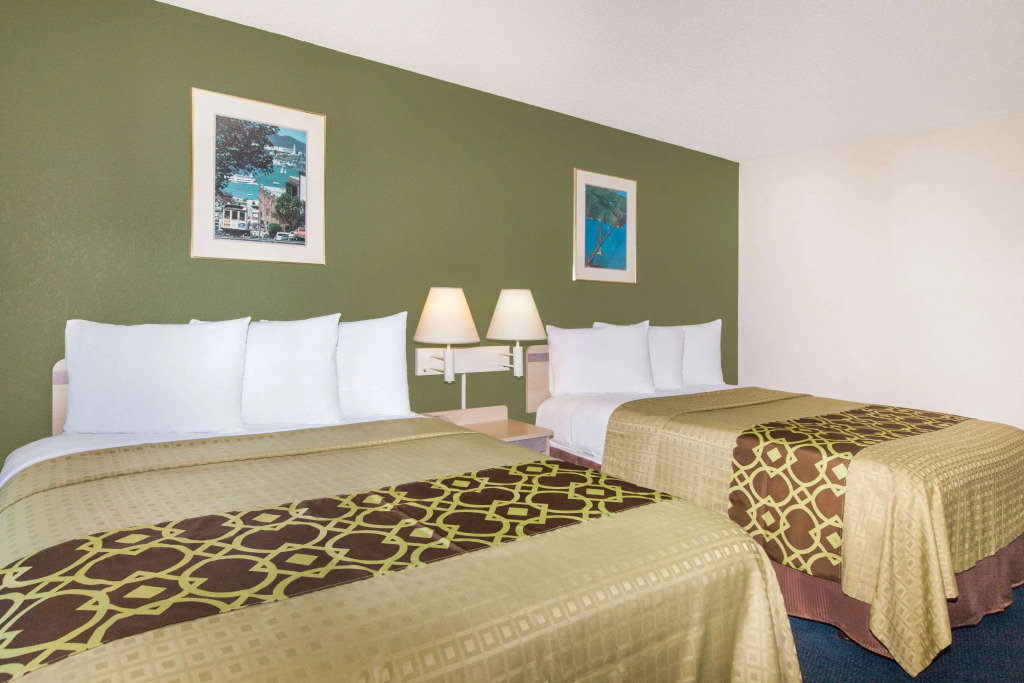 Travelodge by Wyndham Los Banos CA