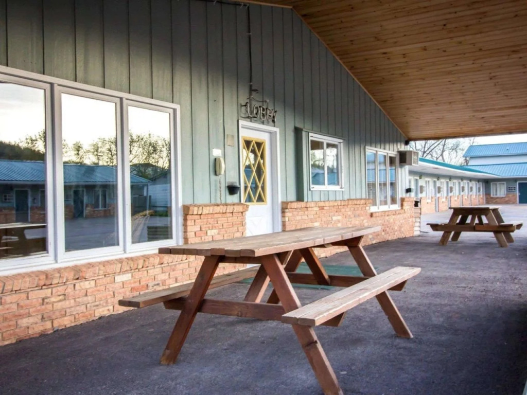 Deer Lodge Motel