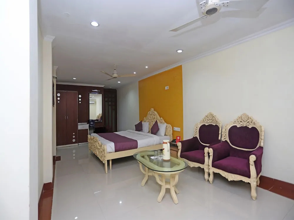 OYO 8955 Hotel Bobina