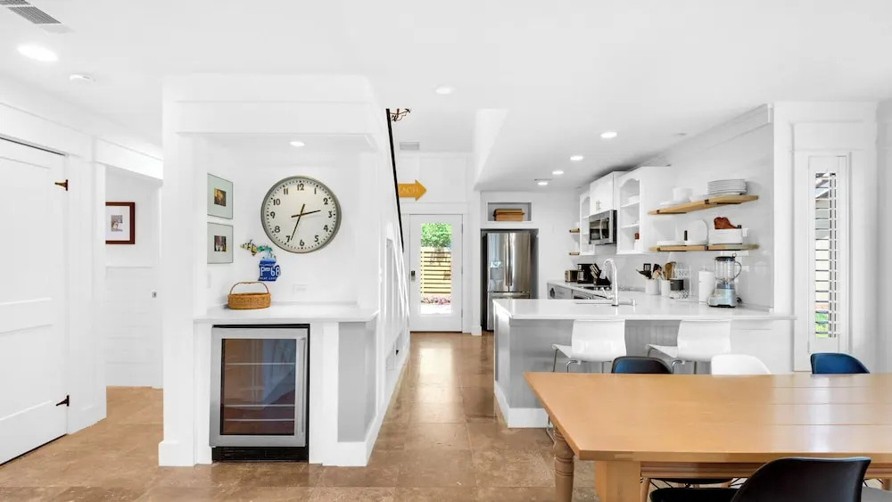 Spacious 3b/3b, Sleeps 6, Lakeview, Beach Access!