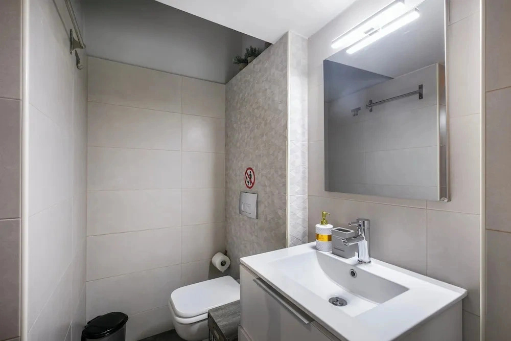 City Vibes - 2-BR Apt. with Backyard in kolonaki