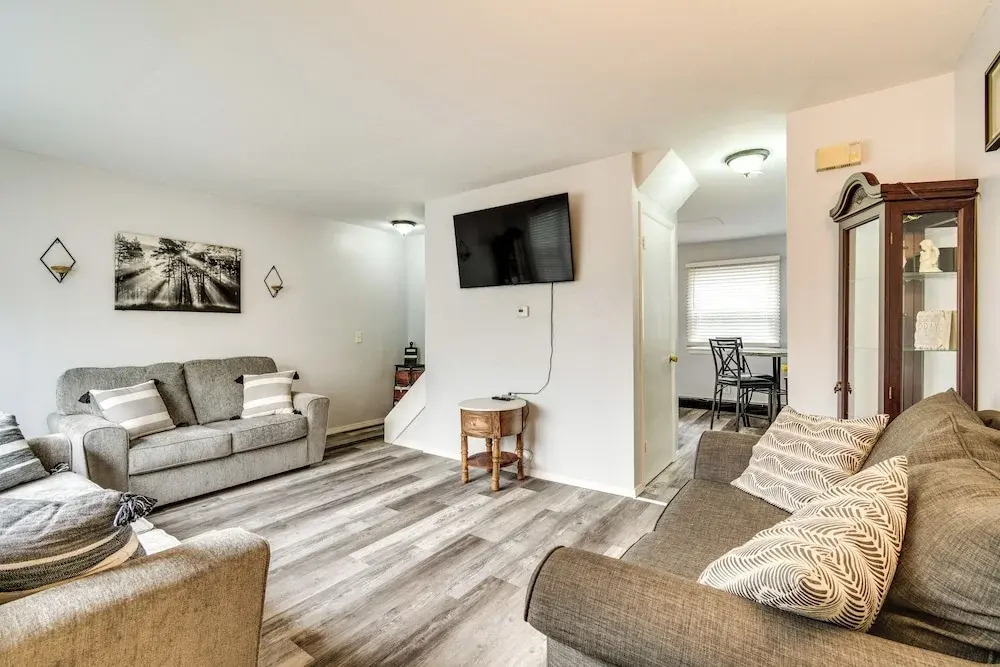4 Mi to Dtwn Rochester: Charming Apt w/ Patio!