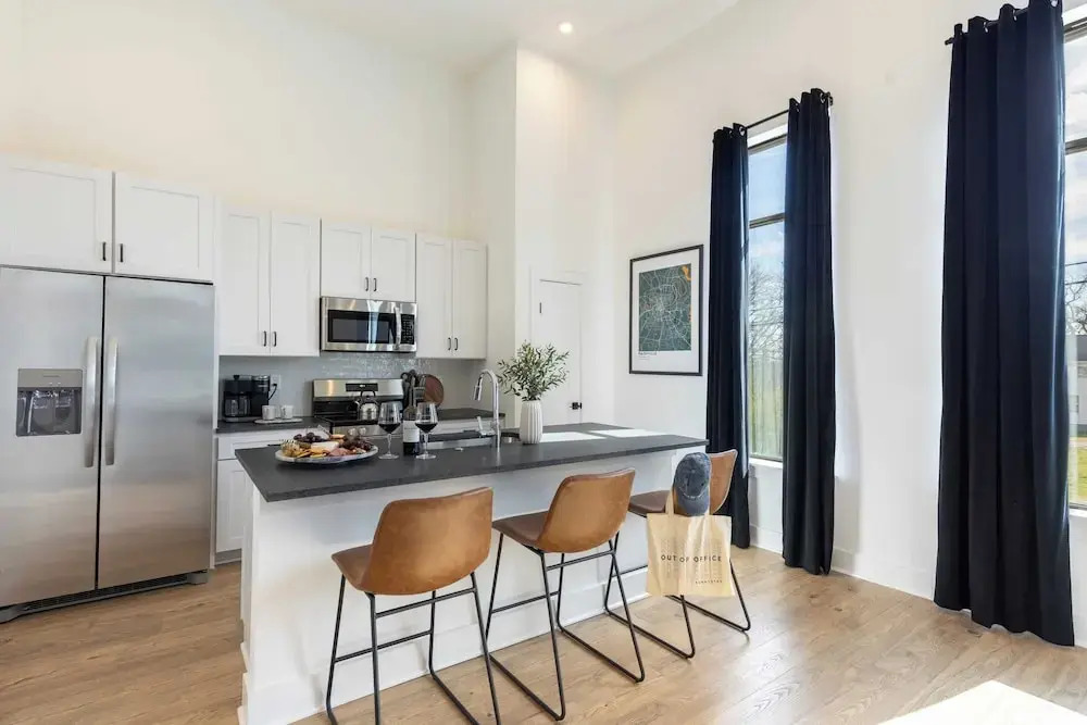New Build Sleeps 12, 2 Condos, Modern Design Near Downtown Nashville