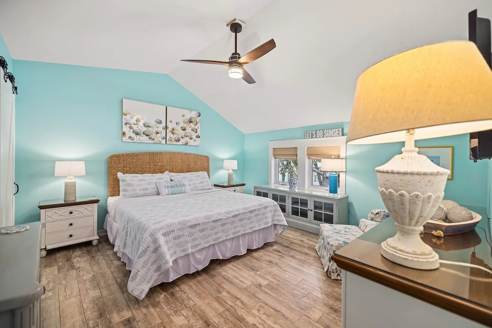 1345 Laurel Grove 3 Bedroom Home by RedAwning