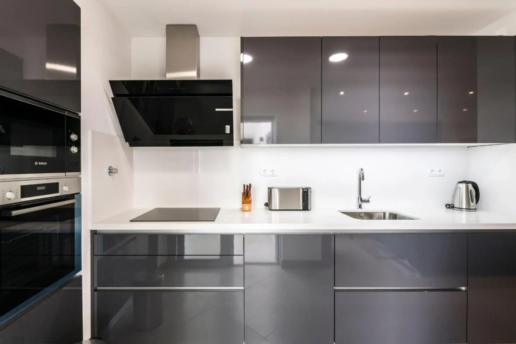 CoolHouses Lagos, 2 bed stylish city flat, rooftop shared pool, Clayheart