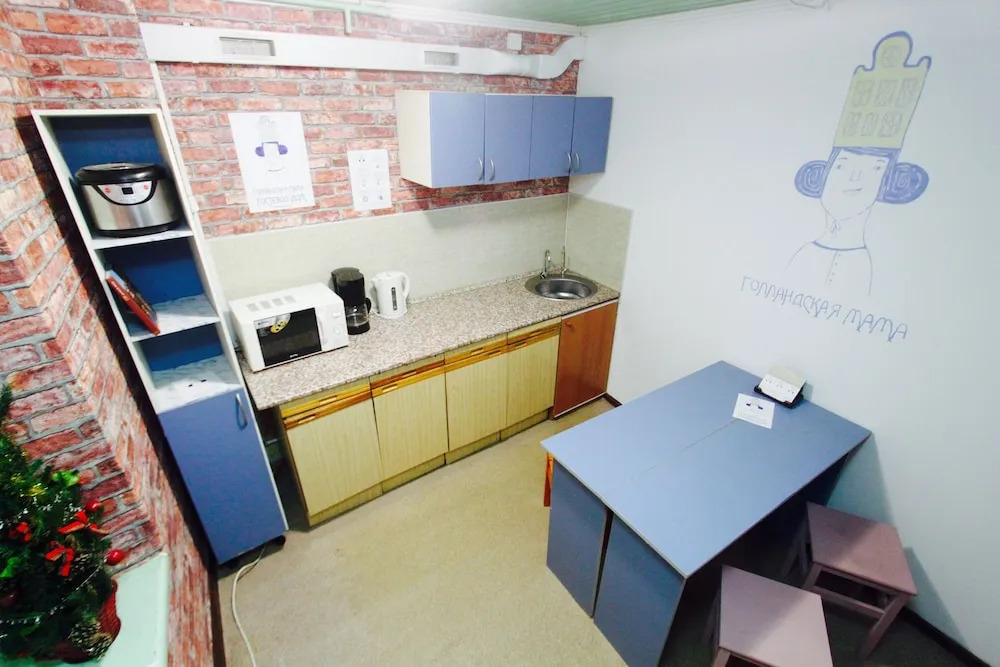 Hollandse Moeder - Hostel