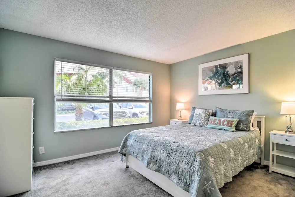St Pete Condo w/ Patio & Pool ~ 2 Mi to Beach