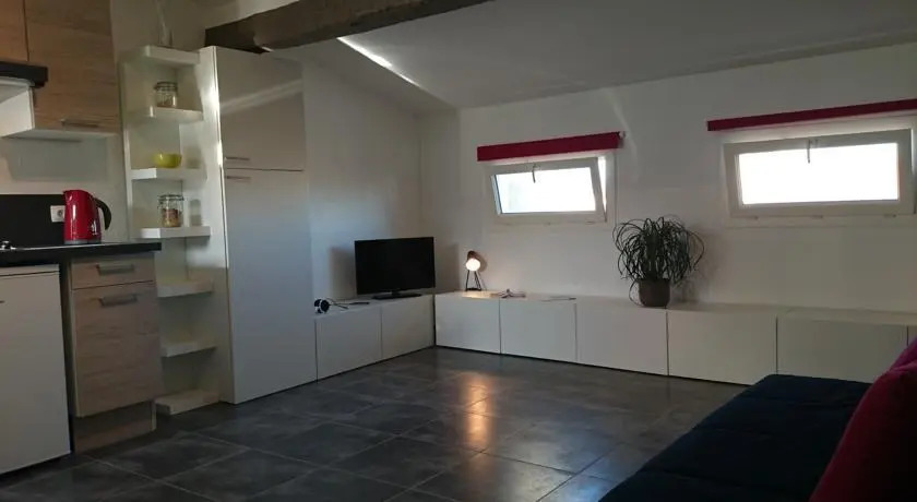 Au 23