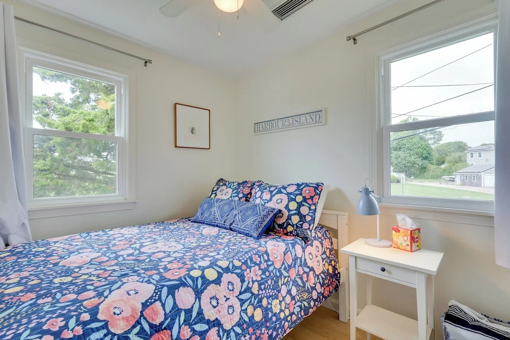 Cozy Narragansett Cottage w/ Dock & Outdoor Shower