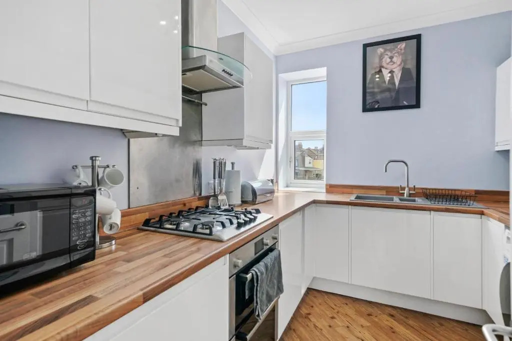 Comfortable 2 Bedroom Flat Overlooking the park