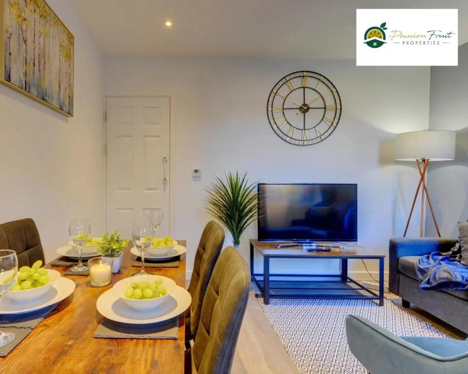 5 Bedroom - 5 Bathroom House By Passionfruitproperties close to Coventry City Centre with Free Wi-fi and garden - 34HRC