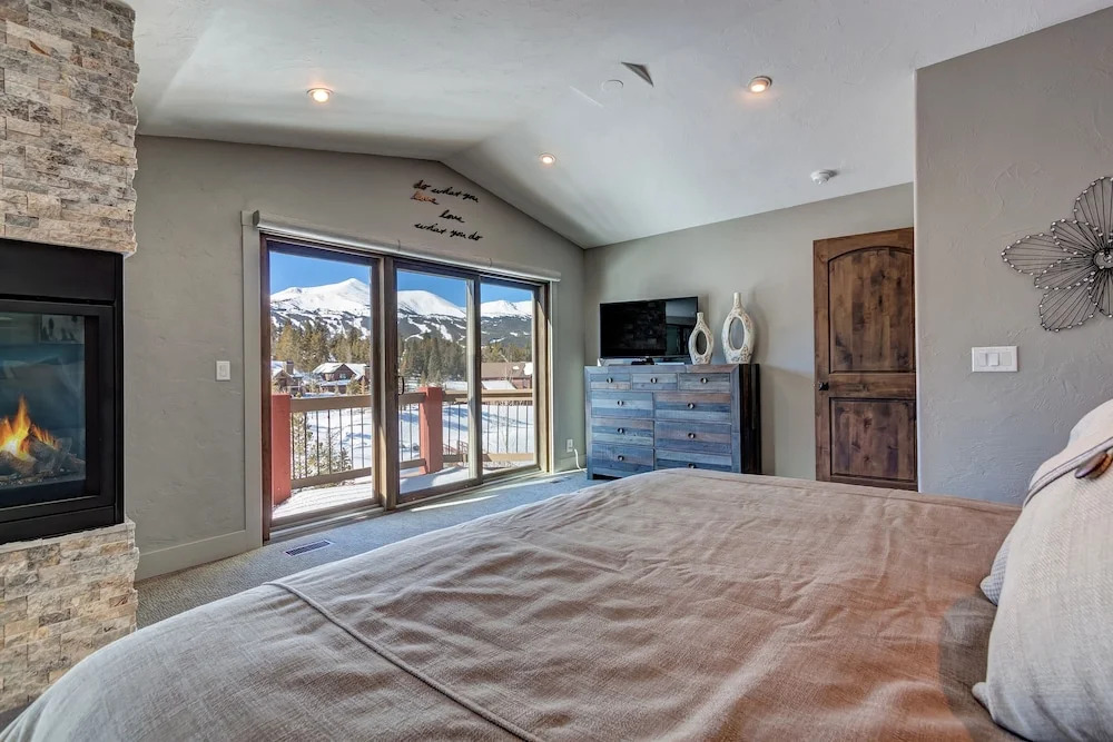 Creekside Escape 4 Bedroom Home by RedAwning