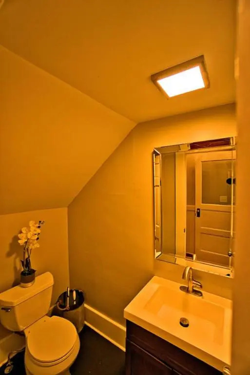 420Waldburg A · Modern Apt with Southern Charm Blocks from Forsyth