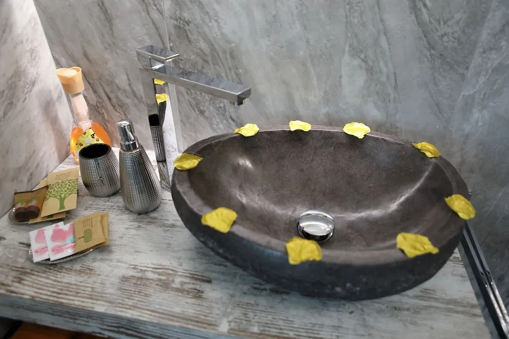 B&B Bellavista Exclusive in zona centrale con piscina riscaldata e Jacuzzi vista lago LA COLAZIONE viene servita in una pasticceria rinomata ed esclusiva esterna alla struttura