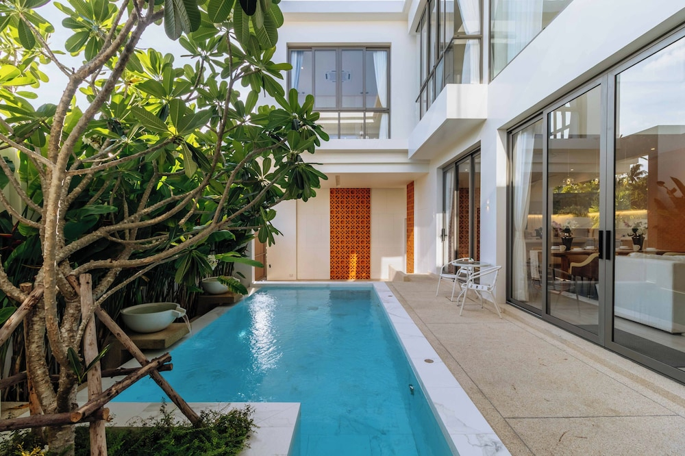 4BR Pool Villa Near Bang Tao Beach V301