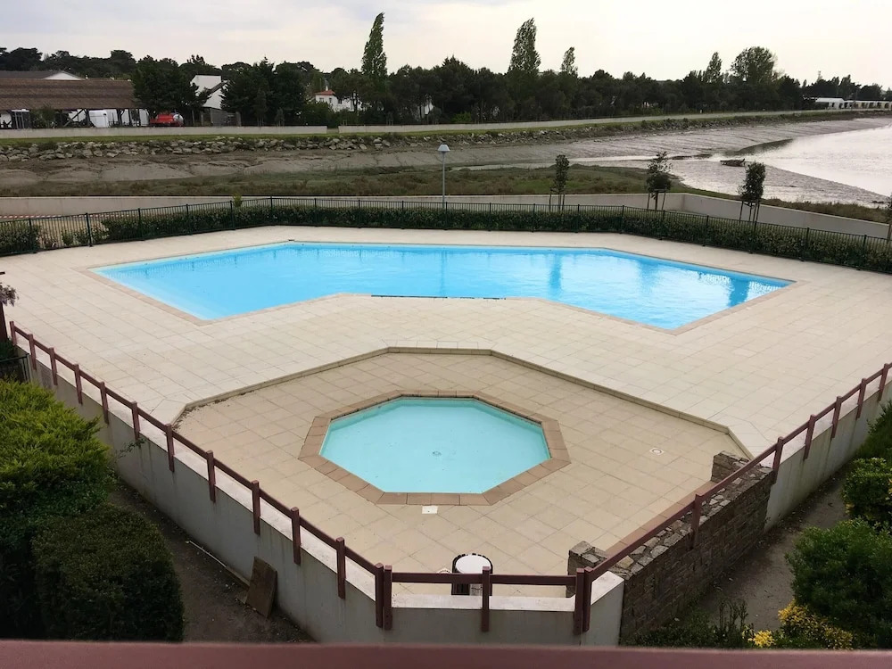 Apartment With one Bedroom in Guérande, With Wonderful sea View, Shared Pool, Enclosed Garden - 600 m From the Beach